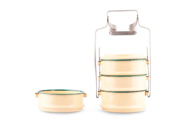 Beyaz arka plan mutfak gereçleri nesnesinde bulunan tiffin yemek taşıyıcısı.