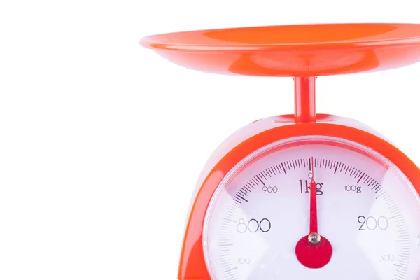 Beyaz arka plan mutfak ekipmanları nesnesinde kullanıma hazır yerli teraziler kuruldu.