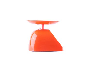 Beyaz arka plan mutfak ekipmanı nesnesinde boş turuncu yiyecek ölçeği izole edildi