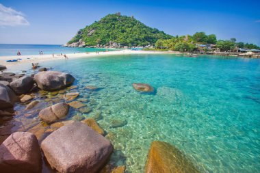 Koh tao berrak su denizi ve mavi gökyüzü güzel doğa manzarası arka planında seyahat için. 