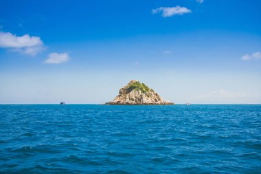 Köpekbalığı adası ve mavi okyanus ve Koh Tao 'daki temiz gökyüzü, güzel manzaralı arka planda popüler bir scuba sürücüsü. 