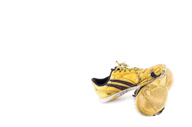 Beyaz arka plandaki futbol yazılımı nesnesinde eski hasarlı futsal spor ayakkabıları izole edildi