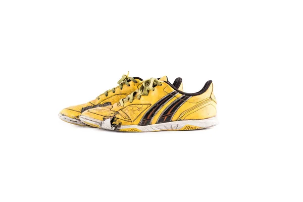 Viejo Desgastado Zapatos Deportivos Futsal Amarillo Sucio Sobre Fondo Blanco — Foto de Stock