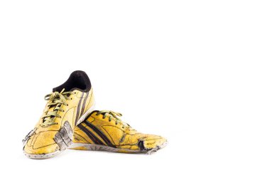 Eski sarı eskimiş futsal spor ayakkabıları beyaz arka planda futbol yazılımı nesnesi izole edildi
