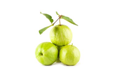 Beyaz zemin üzerinde guava ve guava yaprağı grubu.