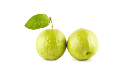 Beyaz zemin üzerinde psidyum guajava ve guava yaprağı izole edilmiş meyve tarım gıdaları