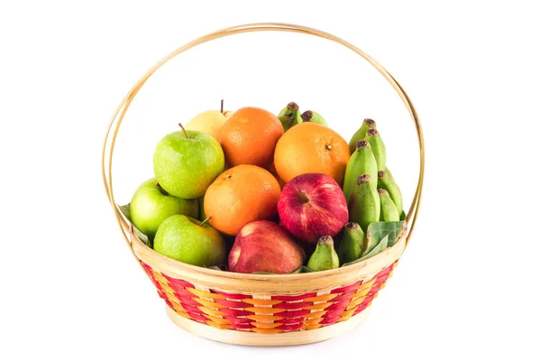 portakal, Çin armudu, muz, kırmızı elma ve yeşil elma hasır sepette beyaz arka plan meyveli sağlıklı yiyecekler izole edilmiş.