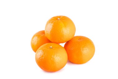 Beyaz arka planda taze mandalina portakalı.