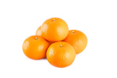 Turuncu, beyaz arka planda yüksek C vitamini içeren bir meyvedir.