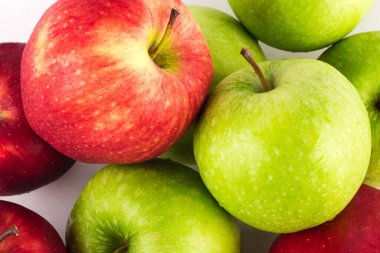 Yeşil elma ve kırmızı elma beyaz arka planda kapalı meyve tarım gıda izole