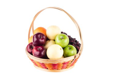 portakal, Çin armudu, dut, kırmızı elma ve yeşil elmalı marihuana sepeti gibi çeşitli taze meyveler beyaz arka plan meyveli sağlıklı yiyecek izole edildi.