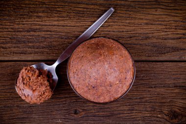 Tayland 'ın güneyinde eski ahşap üzerine karides ezmesi popüler bir malzemedir.