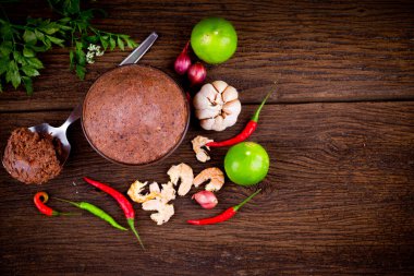 Kahverengi ahşap arka planda organik karides ezmesi (kapi) ve Tayland malzemesi. Üst Görünüm