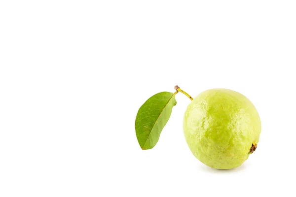 beyaz arka planda guava ve guava yaprağı tarımsal gıda izole