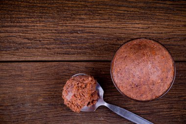 Tayland 'ın güneyinde eski ahşap üzerine karides ezmesi popüler bir malzemedir.