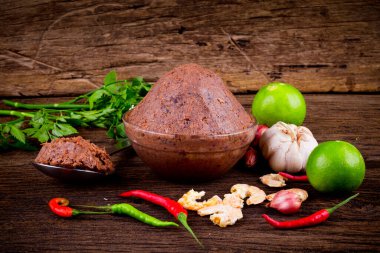 Karides ezmesi (kapi) ve kahverengi ahşap arkaplan içeriği.