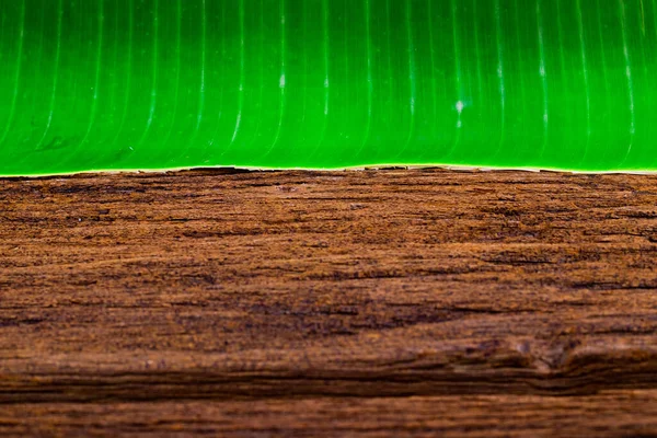 Grüne Bananenblätter Und Braunes Holz Auf Natürlichem Hintergrund — Stockfoto