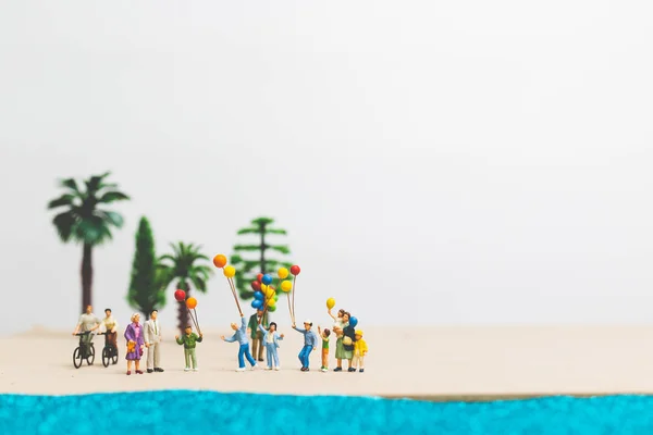 Familia feliz disfrutar de vacaciones de verano en la playa — Foto de Stock