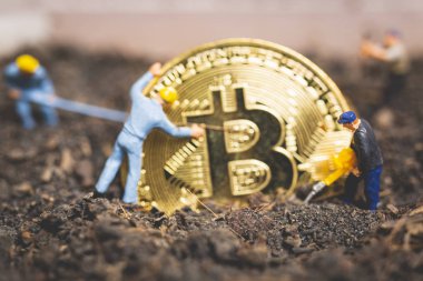 Minyatür insanlar: alt takım büyük parlak bitcoin, başarılı iş kavramı ortaya çıkarmak için zemin kazma