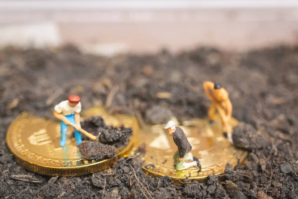 Miniature People Worker Team Digging Ground Uncover Big Shiny Bitcoin — Stock Photo, Image