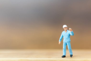 Minyatür ahşap arka plan ve kopya alanı metin için bir sonraki büyük fikri hakkında düşünme insanlar