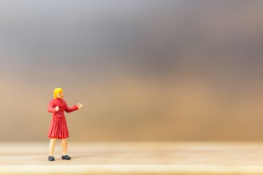 Minyatür ahşap arka plan ve kopya alanı metin için bir sonraki büyük fikri hakkında düşünme insanlar