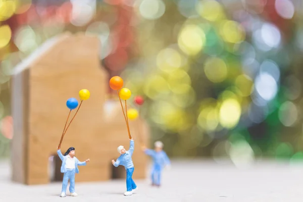 Pessoas Miniatura Feliz Família Segurando Balão Parque Com Fundo Bokeh — Fotografia de Stock