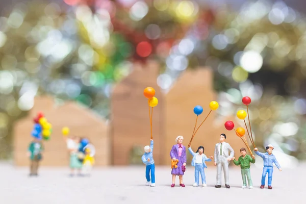 Pessoas Miniatura Feliz Família Segurando Balão Parque Com Fundo Bokeh — Fotografia de Stock
