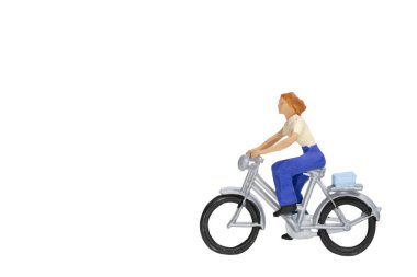 Kırpma yolu beyaz zemin üzerine minyatür insanlar gezginler Bisiklet ile izole