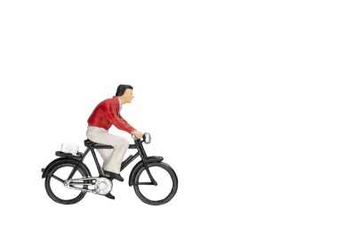 Kırpma yolu beyaz zemin üzerine minyatür insanlar gezginler Bisiklet ile izole