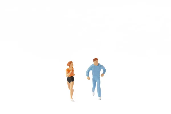 Miniaturmenschen Paar Läuft Auf Weißem Hintergrund Gesunder Lebensstil Und Sportkonzepte — Stockfoto