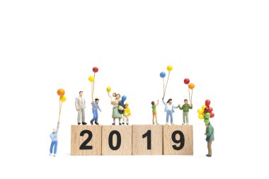 Minyatür insanlar: mutlu aile holding balon numarası 2019 ve kopya alanı metin için