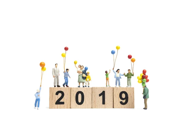 Miniatyr Personer Glad Familj Anläggning Ballongen Nummer 2019 Och Kopiera — Stockfoto