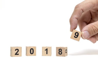 Ahşap blok 2019 beyaz arka plan, mutlu yeni yıl kavramı üzerinde tutan el