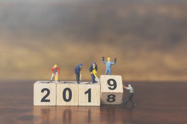 Minyatür çalışan ekip ahşap blok numarası 2019 tahta adam oluşturma