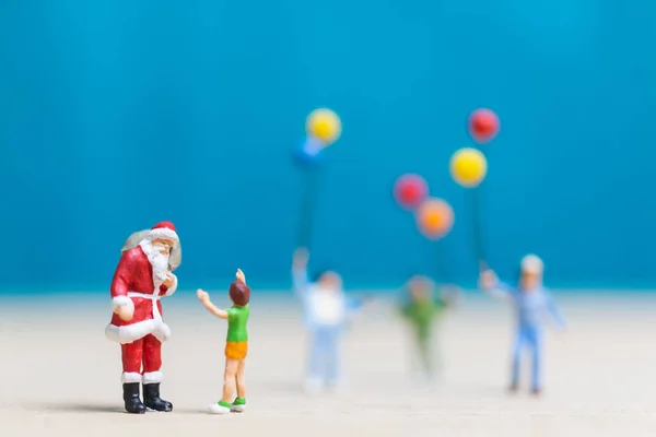 Personas Miniatura Santa Claus Niños Sosteniendo Globo Feliz Navidad Feliz — Foto de Stock