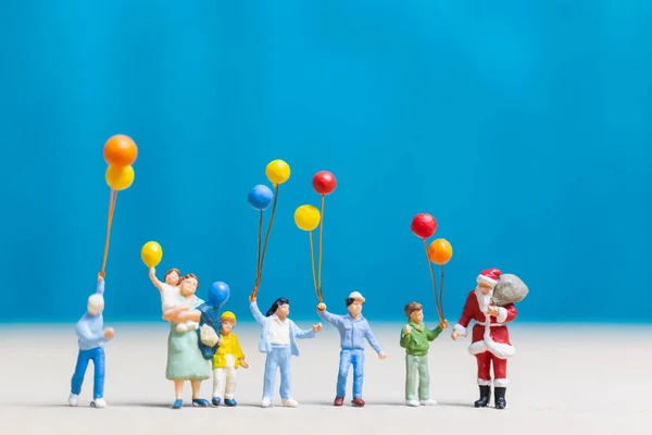 Pessoas Miniatura Papai Noel Crianças Segurando Balão Feliz Natal Conceito — Fotografia de Stock