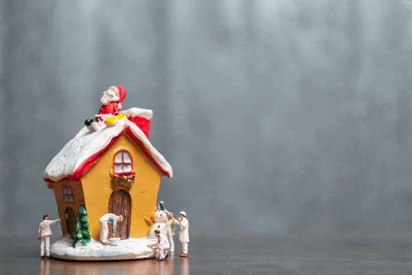 Miniaturowe Ludzie Malarstwo Domu Santa Claus Siedzi Dachu Wesołych Świąt — Zdjęcie stockowe