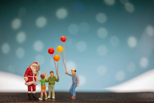 Pessoas Miniatura Papai Noel Crianças Segurando Balão Feliz Natal Conceito — Fotografia de Stock