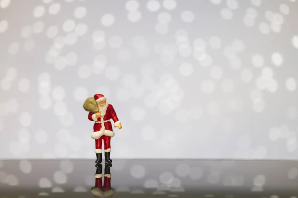 Personas Miniatura Santa Claus Bolsa Transporte Sobre Fondo Bokeh Feliz — Foto de Stock