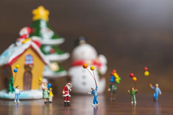 Мініатюрні Людей Санта Клаус Дітьми Тримає Повітряна Куля Концепція Новим — стокове фото