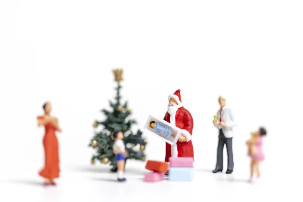 Pessoas Miniatura Papai Noel Segurando Presente Para Família Feliz Natal — Fotografia de Stock