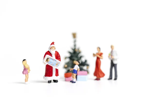 Personas Miniatura Santa Claus Sosteniendo Regalo Para Familia Feliz Navidad — Foto de Stock