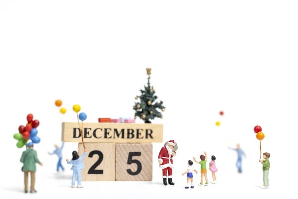 Pessoas Miniatura Papai Noel Segurando Presente Para Família Feliz Natal — Fotografia de Stock