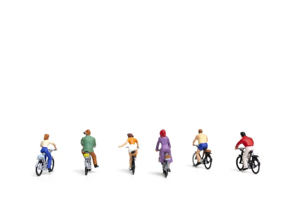 Miniatyr personer: vän gruppen rida cykel isolatet på vit bakgrund — Stockfoto