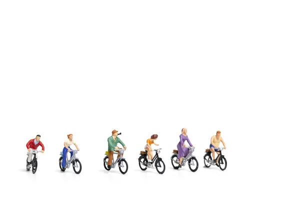 미니어처 사람들: 흰색 바탕에 친구 그룹 타고 자전거 분리 — 스톡 사진