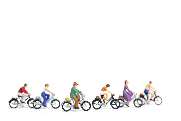 Миниатюрные люди: группа друзей ездить на велосипеде изолировать на белом фоне — стоковое фото
