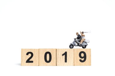 Minyatür insanlar: çift üzerinde beyaz backgrond motosiklet Binme