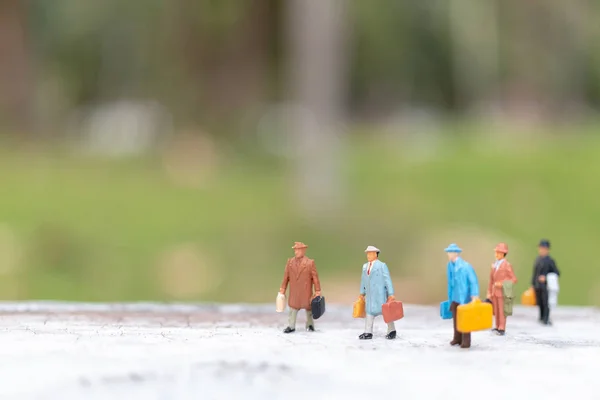 Personas Miniatura Caminante Por Calle Viajes Aventura — Foto de Stock