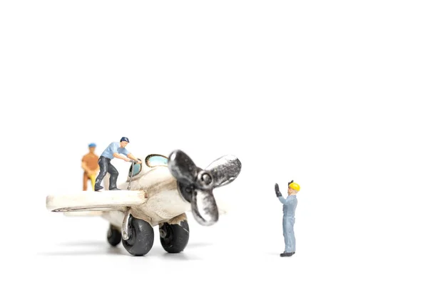 Personas Miniatura Equipo Trabajo Reparación Aviones Juguete Sobre Fondo Blanco — Foto de Stock